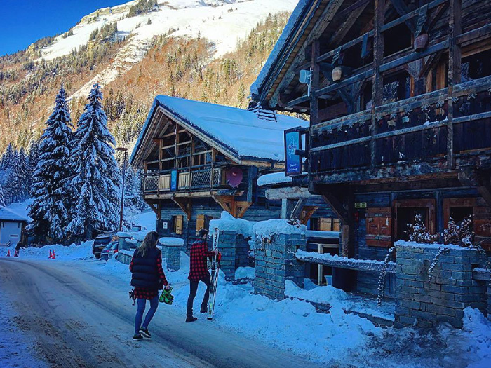 WHERE TO BOOK MY SKIS ?